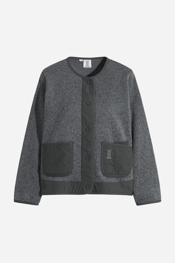 여성) 템프니트 가디건(D.CHARCOAL GREY)은 부드러운 니트 소재로 제작되어 가을, 겨울 시즌에 따뜻하게 착용하기 좋은 여성용 가디건입니다. 다크차콜그레이 컬러의 레귤러 핏, 긴 소매 디자인으로 베이직하고 미니멀한 스타일을 연출합니다. 라운드넥에 버튼 여밈 방식과 포켓 디테일이 더해져 실용성을 높였습니다. 출근룩, 모임룩 등 다양한 TPO에 클래식하고 캐주얼하게 활용할 수 있는 아이템입니다. 두께감이 있어 겨울철에도 따뜻하게 입을 수 있습니다.
