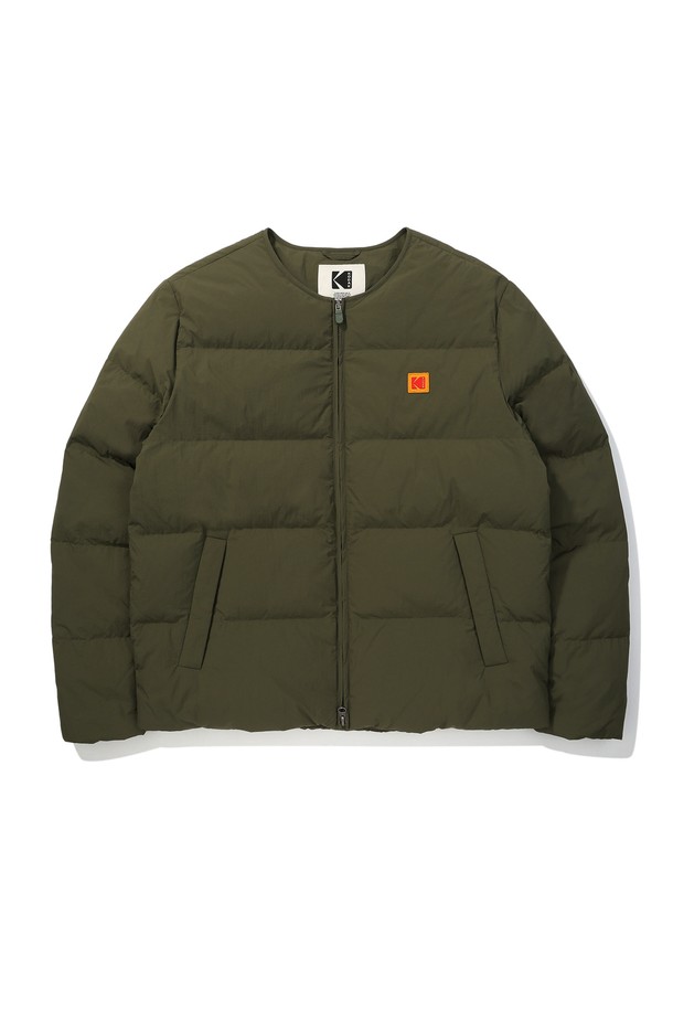 레스트 경량 다운 재킷 KHAKI는 가을과 겨울, 두 계절에 걸쳐 활용하기 좋은 공용 다운 자켓입니다. 캐주얼, 베이직 스타일을 추구하는 분들께 적합하며, 얇은 두께감으로 다양한 레이어드룩을 연출할 수 있습니다. 카키, 블랙, 아이보리 세 가지 색상으로 출시되었으며, 라운드 넥 디자인에 집업 방식으로 편안하게 착용 가능합니다. 700+ 필파워의 유러피안 물라드 덕다운과 방수 기능으로 가볍고 따뜻하며, 일상, 여행, 산책룩에 모두 잘 어울립니다.
