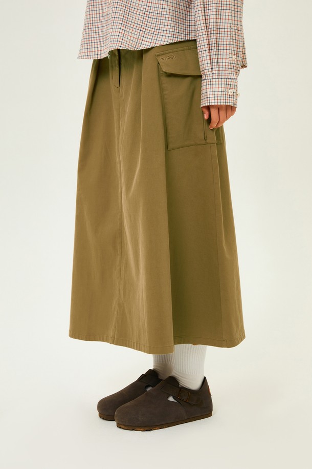 베이지 컬러의 코튼 플레어 롱 스커트입니다. 부드러운 면과 폴리우레탄 혼방 소재로 제작되어 편안한 착용감을 선사하며, 세미 오버핏으로 자연스러운 실루엣을 연출합니다. 허리 안쪽 밴딩 처리와 가먼트 워싱 마감으로 편안함과 퀄리티를 높였습니다. 플레어 디자인과 롱 기장으로 여성스러운 분위기를 더하며, 데이트룩, 쇼핑룩 등 다양한 TPO에 활용하기 좋습니다. 무지 디자인에 카고 포켓 디테일을 더해 캐주얼, 미니멀, 클래식 스타일을 모두 소화할 수 있는 활용도 높은 아이템입니다. 비침 걱정 없이, 봄, 여름, 가을 시즌에 즐겨 입을 수 있습니다.
