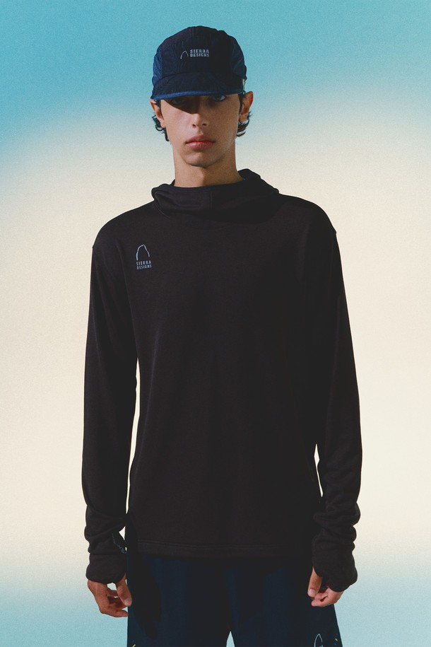 맨던홀(MENDENHALL) 폴라텍 파워그리드 슬림핏 후디 D.BROWN은 하이킹과 일상, 가을, 겨울, 봄까지 폭넓게 활용 가능한 남녀 공용 후디입니다. 부드러운 촉감의 폴리에스테르, 스판덱스 혼방 소재에 폴라텍 파워그리드 기술을 적용하여 흡습, 통기, 보온, 신축성을 갖췄습니다. 얇은 두께감으로 레이어링이 용이하며, 썸홀 디테일과 온도 조절 기능이 편안함을 더합니다. 다크브라운 컬러의 슬림핏 디자인으로, 스포티, 고프코어, 미니멀 스타일을 연출하기 좋습니다. 등산룩, 가을 나들이룩, 겨울 데일리룩 등 다양한 TPO에 매치하여 활용해보세요.
