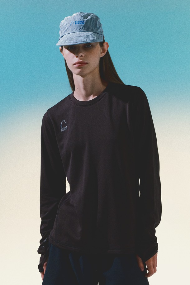 W) 맨던홀(MENDENHALL) 폴라텍 파워그리드 슬림핏 롱 슬리브 D.BROWN은 하이킹이나 일상에서 활용하기 좋은 기능성 긴팔 티셔츠입니다. 다크브라운 컬러의 무지 디자인으로, 봄, 가을, 겨울 3계절 모두 착용 가능하며 베이직하고 스포티한 스타일을 연출합니다. 폴리에스테르와 스판덱스 혼방의 폴라텍 파워그리드 소재를 사용하여 흡습, 속건, 경량, 신축성 기능이 뛰어나 활동성을 높였습니다. 슬림핏에 긴소매, 터틀넥 디자인으로 레이어링하여 다양한 스타일을 연출할 수 있습니다. 등산룩이나 겨울 데일리룩에 활용하기 좋은 아이템입니다.
