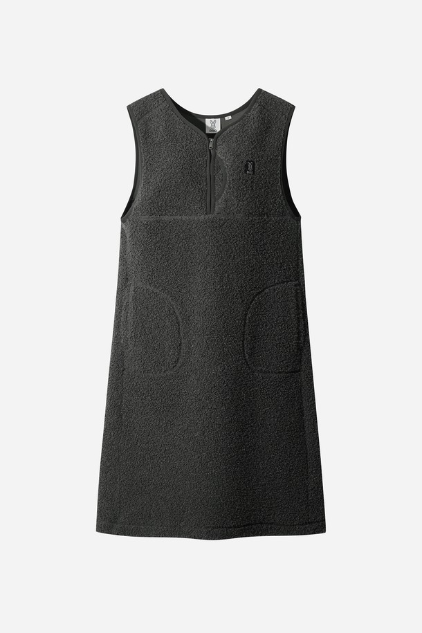 **여성) 플리스 슬리브리스 원피스(D.CHARCOAL GREY)**는 부드러운 플리스 소재로 제작되어 포근한 착용감을 선사하는 여성 슬리브리스 원피스입니다. 다크차콜그레이 컬러와 H라인 일자핏 디자인으로 캐주얼하고 베이직한 스타일을 연출하며, 라운드넥과 민소매 디자인으로 편안함을 더했습니다. 봄, 여름 시즌에 산책룩으로 활용하기 좋으며, 포켓 디테일이 실용성을 높여줍니다. 두꺼운 두께감으로 안정감 있는 실루엣을 완성합니다.
