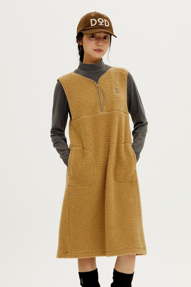 **여성) 플리스 슬리브리스 원피스(TAN)**는 포근한 플리스 소재로 제작되어 가을, 겨울철 따뜻하게 착용할 수 있는 여성용 슬리브리스 원피스입니다. 부드러운 촉감과 루즈핏으로 편안한 착용감을 선사하며, 하프넥 디자인으로 포근함을 더했습니다. 베이직하고 미니멀한 스타일로, 일상 및 캐주얼 룩 연출에 용이하며 집콕룩으로도 활용하기 좋습니다. 톤 다운된 TAN 컬러(베이지)는 어떤 아이템과도 잘 어울려 데일리 원피스로 활용하기 좋습니다. 양 옆 포켓 디테일로 실용성을 더했습니다.
