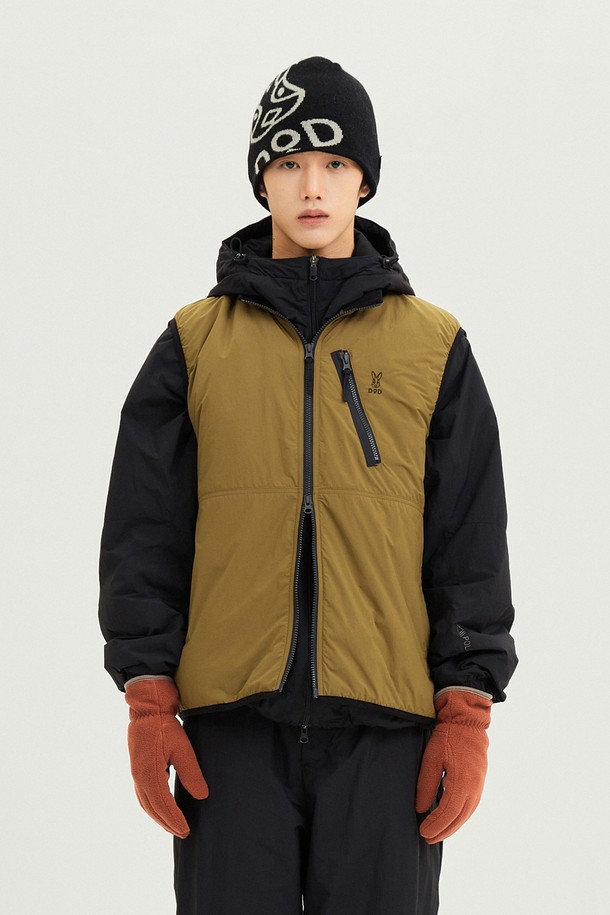 유니) 에센셜 파워필 패딩 베스트(L.BROWN)는 겨울철 캐주얼 및 스포티 스타일을 연출하기에 적합한 남녀 공용 패딩 베스트입니다. 라이트 브라운 컬러의 무지 디자인으로 어떤 옷에도 쉽게 매치할 수 있으며, 레귤러핏으로 편안한 착용감을 제공합니다. 두꺼운 두께감의 나일론 소재와 패딩 충전재를 사용하여 보온성을 높였으며, 민소매 집업 스타일로 간편하게 입고 벗을 수 있습니다. 캠핑룩이나 등산룩과 같은 야외 활동 시에도 활용하기 좋으며, 미니멀한 스타일을 선호하는 분들께 추천합니다.
