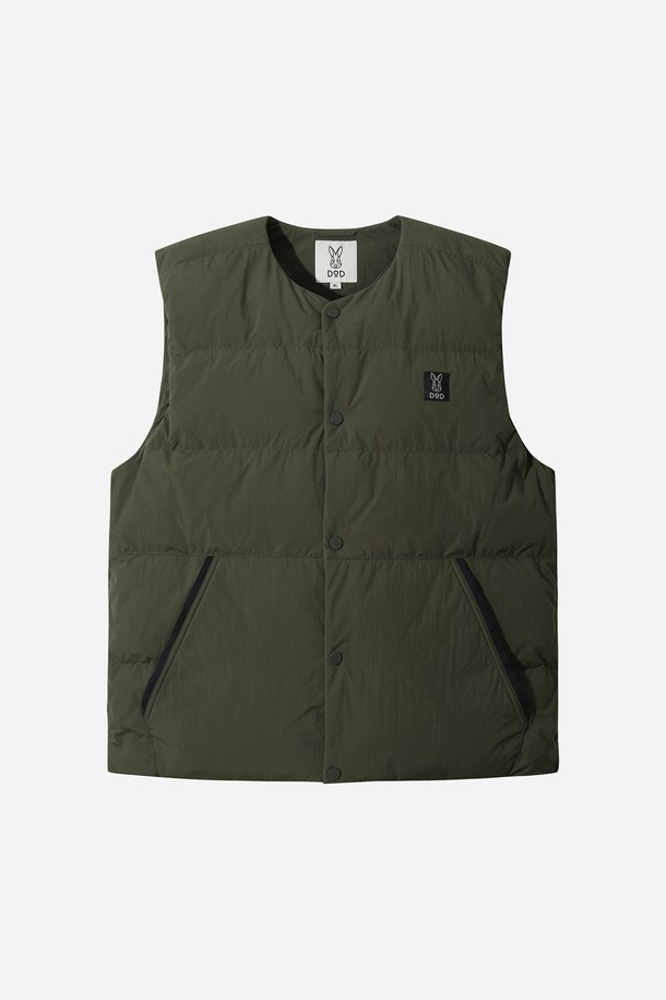 **남성) 코나 라이트 D7 다운 베스트(KHAKI)**는 가을, 겨울철 일상 및 캠핑룩에 적합한 남성용 다운 베스트입니다. 부드러운 촉감의 나일론 소재와 두꺼운 두께감으로 보온성을 높였습니다. 레귤러핏으로 제작되었으며, 민소매 디자인과 집업 여밈 방식으로 편안하게 착용할 수 있습니다. 캐주얼 및 미니멀 스타일을 추구하는 남성에게 무지 디자인의 카키 컬러가 세련된 분위기를 더합니다. 다운 충전재를 사용하여 가볍고 따뜻하게 착용 가능합니다.
