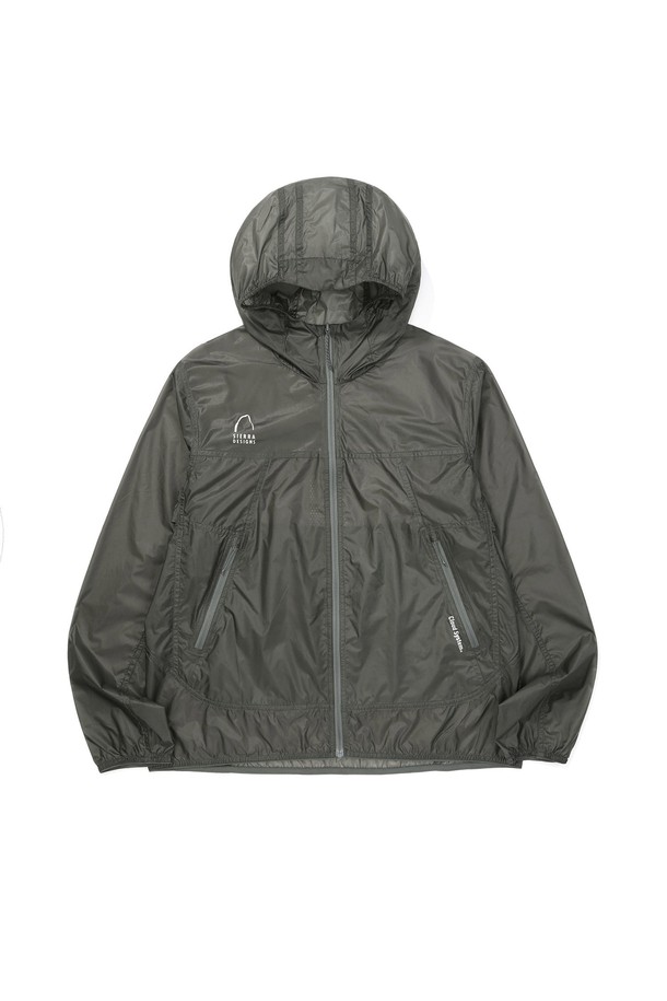 **W) 뮤어(MUIR) 라이트 초경량 윈드 재킷 CHARCOAL**은 가볍고 시원한 착용감으로 일상, 러닝, 아웃도어 활동에 적합한 윈드 재킷입니다. 차콜 색상의 무지 디자인으로 스포티하면서도 캐주얼한 스타일을 연출하며, 봄, 여름, 가을 간절기에 활용하기 좋습니다. 얇고 부드러운 나일론 소재를 사용하여 초경량의 편안함을 제공하며, 후드가 있어 갑작스러운 날씨 변화에도 유연하게 대처할 수 있습니다. 레귤러 핏과 집업 스타일로 편안한 활동성을 보장하며, 러닝룩, 여행룩 등 다양한 TPO에 활용 가능합니다. 미니멀한 디자인으로 어떤 스타일에도 쉽게 매치할 수 있는 실용적인 아이템입니다.
