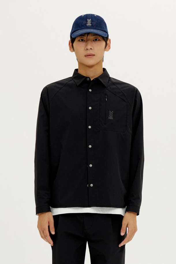 유니(UNI) 하이브리드 미니멀 셔츠(블랙)는 미니멀하고 클래식한 스타일을 추구하는 유니섹스 셔츠입니다. 차이나 칼라에 레귤러핏으로 제작되었으며, 봄, 가을에 착용하기 적합합니다. 무지 패턴의 반소매 셔츠로, 버튼 여밈 방식을 적용했습니다. 일상복으로 활용하기 좋은 디자인입니다.
