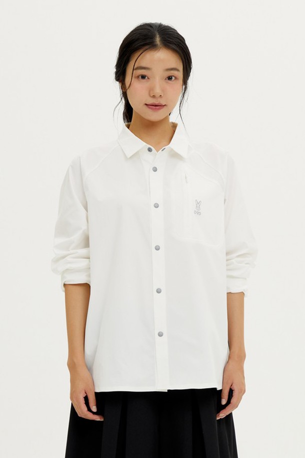 유니) 하이브리드 미니멀 셔츠(OFF WHITE 2)는 유니섹스 디자인으로, 봄, 여름, 가을에 활용하기 좋은 셔츠입니다. 부드러운 면 소재에 레귤러핏으로 제작되어 편안한 착용감을 선사하며, 얇은 두께감으로 시원하게 입을 수 있습니다. 오프화이트 컬러의 무지 디자인에 하이브리드 디테일을 더해 미니멀하면서도 세련된 스타일을 연출합니다. 출근룩, 데이트룩 등 다양한 TPO에 맞춰 미니멀, 클래식, 캐주얼 스타일로 코디할 수 있습니다.
