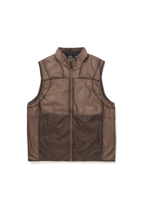 가넷(GARNET) 경량 인슐레이션 베스트 TAUPE는 가을, 겨울 간절기에 활용하기 좋은 남녀 공용 베스트입니다. 부드러운 촉감의 나일론 소재에 경량, 발수, 방풍, 보온, 통기 기능을 더해 쾌적한 착용감을 제공합니다. 스포티한 스타일의 무지 디자인으로 등산, 여행, 가을 나들이룩 등 다양한 TPO에 맞춰 폭넓게 활용할 수 있습니다. 초경량 디자인으로 미들레이어까지 소화 가능하며, Primaloft Gold 충전재와 겨드랑이 메쉬 원단을 사용하여 기능성을 높였습니다. 레귤러핏과 집업 여밈 방식으로 편안함과 활동성을 동시에 잡았습니다.
