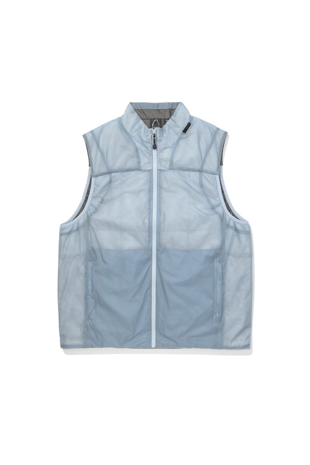 가넷(GARNET) 경량 인슐레이션 베스트 LIGHT BLUE는 가볍고 따뜻한 착용감을 제공하는 남녀 공용 베스트입니다. 라이트 블루 컬러의 무지 디자인으로, 캐주얼 및 스포티 스타일을 연출하기 좋습니다. 간절기부터 겨울까지 활용 가능하며, 일상 및 아웃도어 활동에 적합합니다. 발수, 방풍 기능과 보온성을 갖춘 경량 베스트로, 활동성을 높여줍니다. 안감은 프리마로프트를 사용하여 부드러운 촉감을 선사합니다.
