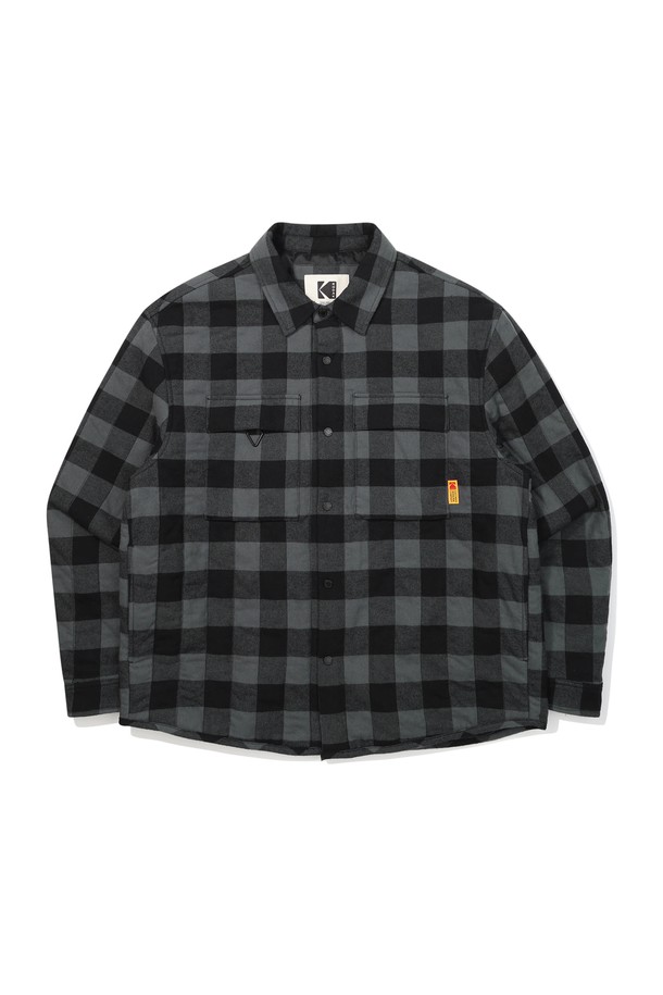 차콜 컬러의 체크 패턴이 돋보이는 "체크 패딩 셔켓"입니다. 캐주얼하고 미니멀한 스타일로, 겨울철 데일리룩과 동네 마실룩에 적합합니다. 두꺼운 두께감과 부드러운 촉감의 면, 폴리에스터 혼방 소재로 제작되어 보온성을 높였습니다. 스냅 버튼 여밈 방식과 오버핏 디자인으로 편안하게 착용할 수 있으며, 사이드 포켓, 포켓 삼각 디테일, 키홀더, 키링, 아이웨어 걸이 등 실용적인 디테일을 더했습니다. 2온스 패딩과 폴리에스터 안감으로 따뜻함을 더한 겨울철 필수 아우터입니다.
