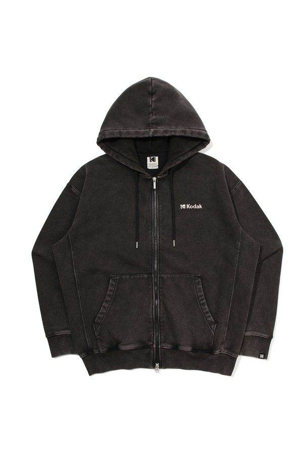 **에센셜 스노우워싱 기모 후드 집업 BLACK**

부드러운 촉감의 면, 폴리에스터 혼방 소재로 제작된 에센셜 스노우워싱 기모 후드 집업입니다. 가을과 겨울, 일상에서 캐주얼 또는 스트릿 스타일을 연출하기 좋은 아이템입니다. 스노우 워싱 처리로 빈티지한 외관을 살렸으며, 기모 안감으로 보온성을 높였습니다. 등판에는 KODAK 자수 디테일이 더해져 포인트를 더했습니다. 세미 오버핏으로 편안하게 착용 가능하며, 집업 스타일로 간편하게 활용할 수 있습니다.
