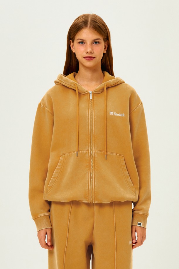 **에센셜 스노우워싱 기모 후드 집업 YELLOW**은 부드러운 촉감과 포근한 기모 안감으로 따뜻함을 더한 남녀 공용 후드 집업입니다. 빈티지한 워싱 가공과 스노우워싱 기법을 통해 자연스러운 색바램 효과를 연출하여 캐주얼하고 빈티지한 스타일을 완성합니다. 옐로우, 베이지, 블루 세 가지 컬러로 출시되었으며, 세미 오버핏으로 편안한 착용감을 제공합니다. KODAK 자수 디테일이 돋보이며, 가을, 겨울철 데일리룩, 집콕룩, 산책룩 등 다양한 상황에서 활용하기 좋습니다. 긴소매와 두꺼운 두께감으로 보온성을 높였습니다.
