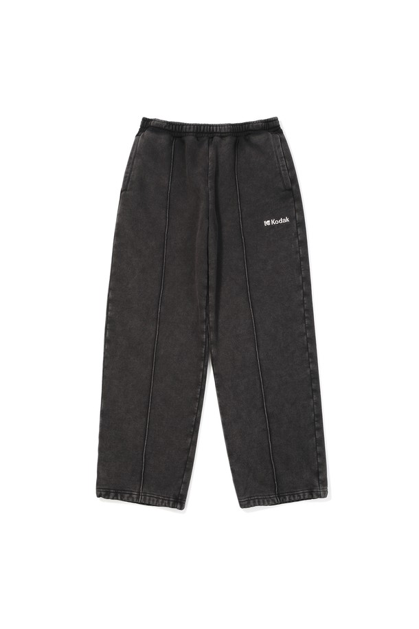 **에센셜 스노우워싱 기모 스트레이트 팬츠 BLACK**는 겨울철 따뜻하고 스타일리시한 데일리룩을 완성해 줄 스트레이트 핏 팬츠입니다. 부드러운 촉감의 면, 폴리에스테르 혼방 소재에 기모 안감을 더해 보온성을 높였으며, 스노우워싱 기법으로 자연스러운 워싱감과 캐주얼한 무드를 연출합니다. 허리 밴딩과 하단 스트링 조절 기능으로 편안한 착용감을 제공하며, 후드집업과 세트로 코디하여 미니멀하고 스트리트한 스타일을 연출할 수 있습니다. 블랙, 베이지, 옐로우 색상으로 출시되어 다양한 겨울 스타일링에 활용하기 좋습니다. 집콕룩, 동네 마실룩 등 편안한 활동에도 적합합니다.
