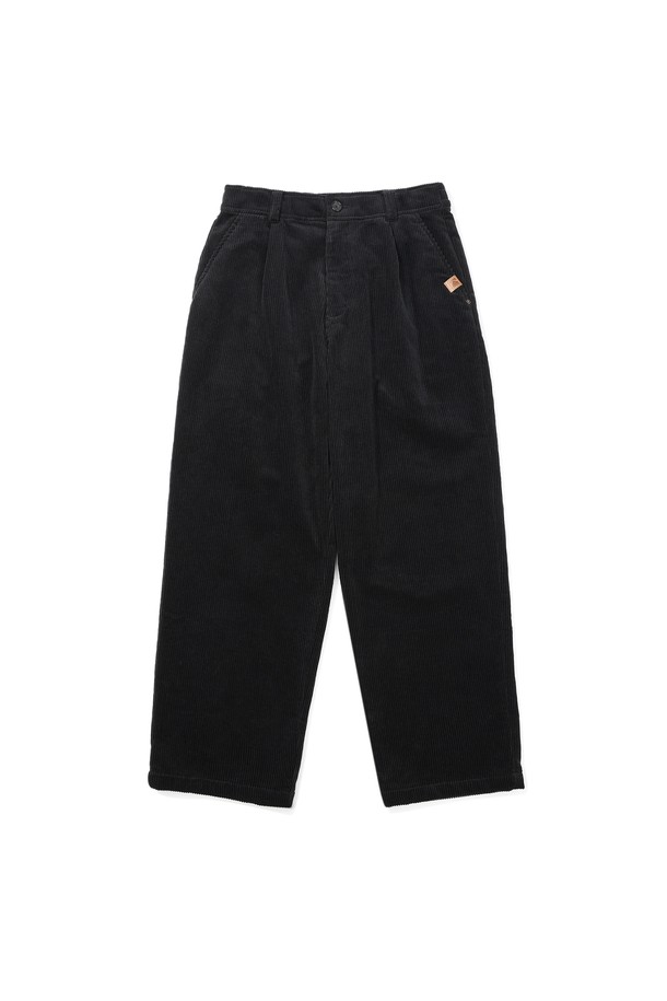 코듀로이 와이드 이지 팬츠 BLACK는 간절기부터 겨울까지 폭넓게 활용 가능한 바지입니다. 부드러운 코듀로이와 면 혼방 소재로 제작되어 편안한 착용감을 선사하며, 두꺼운 두께감으로 따뜻하게 입을 수 있습니다. 무지 디자인에 와이드핏으로 제작되어 클래식, 미니멀, 캐주얼 등 다양한 스타일을 연출하기 좋습니다. 블랙, 아이보리, 카키 3가지 색상으로 출시되어 데일리룩, 데이트룩, 모임룩 등 TPO에 맞게 활용 가능하며, 내구성이 좋고 비침 걱정 없이 편안하게 즐길 수 있습니다.

