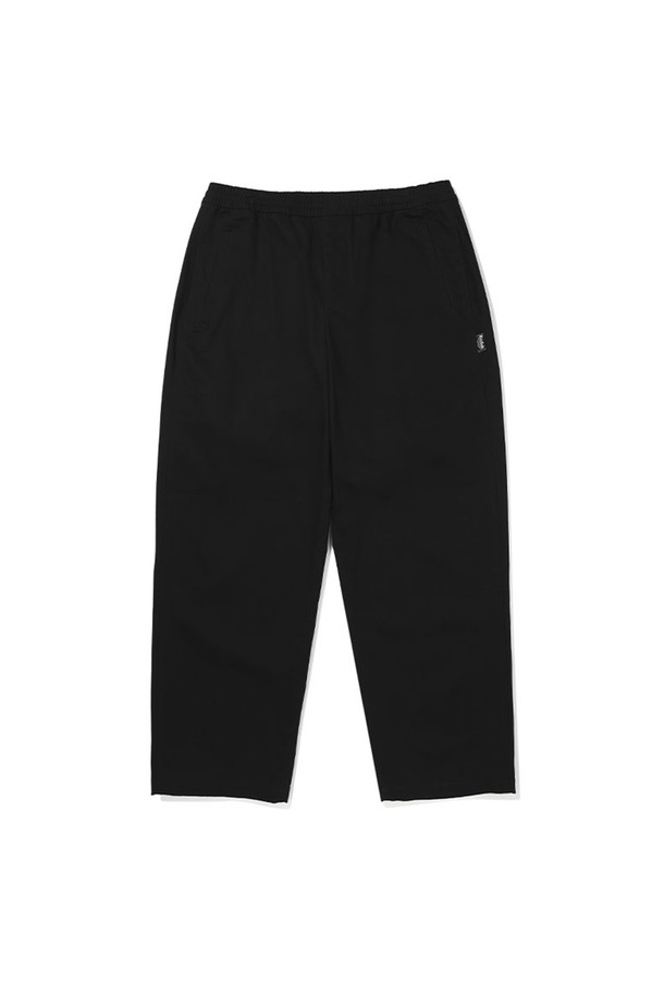 따뜻한 감촉의 웜코튼 세미오버 테이퍼드 이지 팬츠 블랙입니다. 부드러운 피치감 소재에 스판성을 더해 편안한 착용감을 선사합니다. 캐주얼, 미니멀, 클래식 스타일을 모두 소화하며, 일상, 동네 마실, 집콕, 여행 등 다양한 TPO에 활용하기 좋습니다. 면, 레이온, 아크릴, 폴리우레탄 혼방으로 제작되었으며, 두께감 있는 원단이 포근함을 더합니다. 세미오버핏과 테이퍼드 핏으로 트렌디한 스타일을 연출해보세요.
