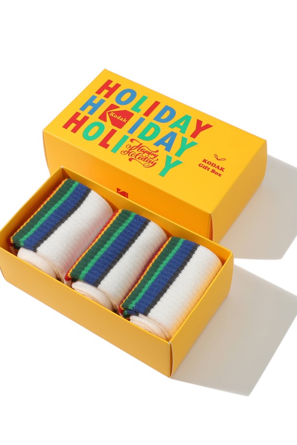 레인보우 스트라이프 크루 삭스 3PC 화이트는 면, 폴리에스터, 폴리우레탄 혼방 소재로 제작된 공용 양말입니다. 발목 부분의 레인보우 컬러 포인트와 화이트 바탕에 레인보우 스트라이프 패턴이 특징이며, 미드컷 길이로 제작되었습니다. 30수 코마사 면을 사용하여 부드러운 매끈한 촉감을 선사하며, 일상생활에서 캐주얼, 미니멀, 스포티 스타일을 연출하기 좋습니다. 동네 마실룩, 산책룩, 집콕룩 등 다양한 TPO에 활용하여 편안하게 착용할 수 있습니다. 레터링 디자인으로 포인트를 더했습니다.
