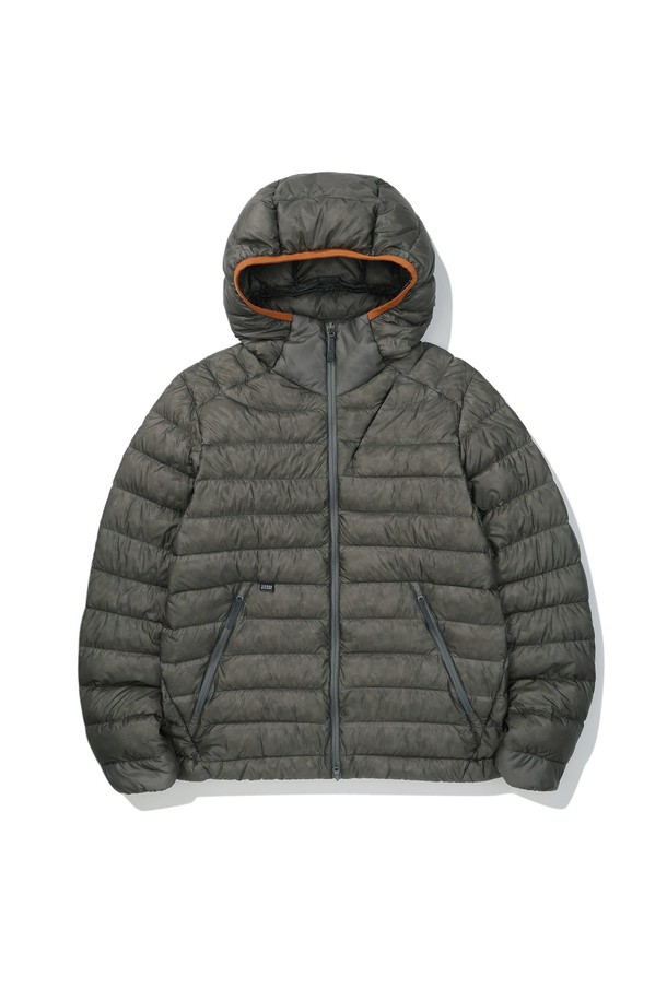 **W) 뮤어(MUIR) 경량 구스다운 후드 재킷 CHARCOAL**

뮤어(MUIR)에서 선보이는 경량 구스다운 후드 재킷입니다. 톤 다운된 차콜 컬러의 무지 디자인으로, 스포티하면서도 캐주얼한 스타일을 연출합니다. 겨울철 보온성을 책임지는 두꺼운 두께감의 구스다운 충전재와 부드러운 촉감이 특징입니다. 레귤러 핏에 집업 스타일로 편안하게 착용 가능하며, 등산룩으로도 활용하기 좋습니다. 긴 소매와 후드 디자인으로, 한겨울 추위에도 따뜻함을 유지해 줍니다.
