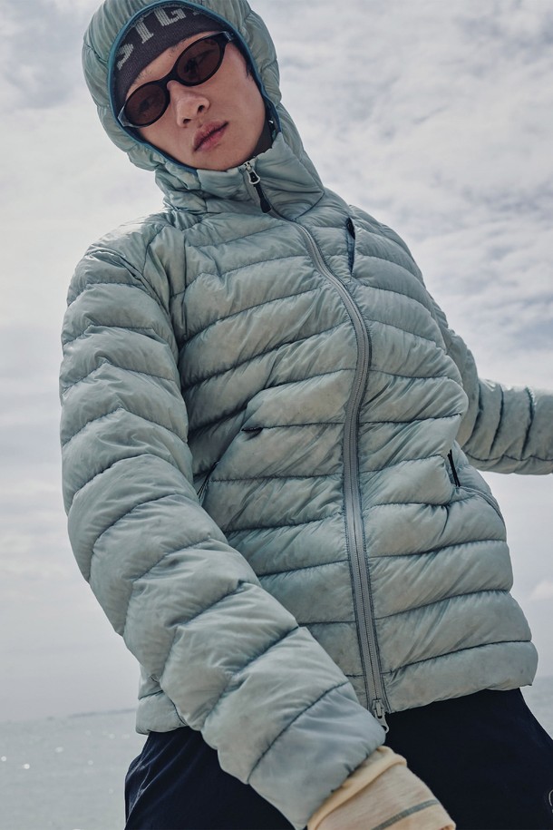 뮤어(MUIR) 경량 구스다운 후드 재킷 LIGHT GREY는 가볍고 따뜻한 겨울철 아우터입니다. 라이트 그레이 컬러의 무지 디자인으로, 스포티, 캐주얼, 고프코어 스타일을 연출하기 좋습니다. 800 필파워 구스다운, 발수 및 방풍 기능을 갖춰 백패킹, 등반, 아웃도어 활동에 적합하며, 드라이다운, 패커블 기능으로 휴대성을 높였습니다. 2WAY 지퍼, 레귤러핏, 긴 소매 기장, 두꺼운 두께감으로 보온성을 극대화했으며, 부드러운 촉감으로 편안한 착용감을 제공합니다. 등산룩, 캠핑룩, 겨울 데일리룩 등 다양한 TPO에 활용 가능합니다.
