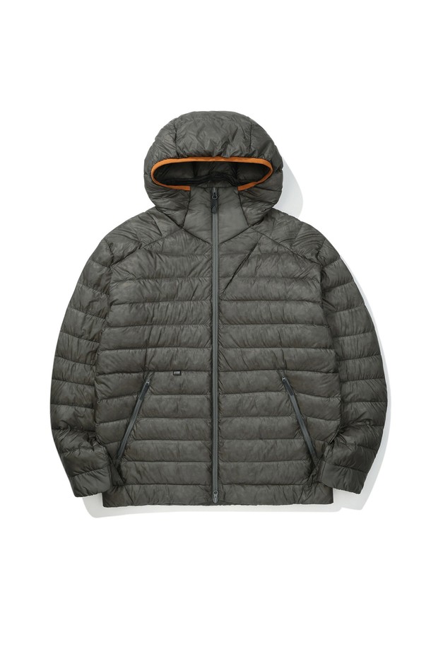 뮤어(MUIR) 경량 구스다운 후드 재킷 CHARCOAL은 겨울철 일상 및 스포츠 활동에 적합한 남녀 공용 아우터입니다. 차콜 컬러의 무지 디자인으로 스포티하면서도 캐주얼한 스타일을 연출하며, 레귤러핏과 긴소매 기장으로 편안한 착용감을 제공합니다. 두꺼운 두께감의 구스다운 충전재는 가볍고 부드러운 촉감과 뛰어난 보온성을 자랑하며, 후드 디자인과 집업 여밈 방식으로 실용성을 더했습니다. 출근룩과 캠핑룩 등 다양한 TPO에 활용 가능하며, 미니멀한 스타일을 선호하는 고객에게 적합합니다.
