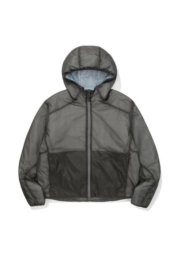 "W) 가넷(GARNET) 리버시블 인슐레이션 재킷 CHARCOAL"은 가을, 겨울 시즌에 활용하기 좋은 아우터입니다. 차콜 색상의 무지 디자인으로, 일상 외출, 여행, 아웃도어 활동 등 다양한 TPO에 맞춰 입을 수 있습니다. 안감과 겉감의 색상이 다른 리버시블 스타일로, 스포티하고 미니멀한 스타일을 연출하기 좋습니다. 얇고 가벼운 10D 나일론 소재에 발수, 방풍 기능을 더해 활동성을 높였으며, 겨드랑이 메쉬 원단으로 통기성을 확보했습니다. 프리마로프트 골드 80g 충전재로 보온성까지 갖춘 실용적인 인슐레이션 재킷입니다.
