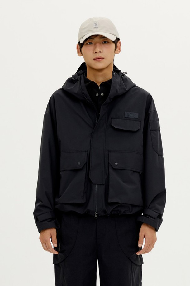 남성용 하우웨더 2L 재킷 (블랙)은 아웃도어 활동과 일상생활 모두에 적합한 자켓입니다. 방수 및 투습 기능이 있어 봄, 가을 변덕스러운 날씨에도 쾌적하게 착용할 수 있습니다. 레귤러핏으로 제작되었으며, 캐주얼하고 스포티한 스타일을 연출합니다. 무지 패턴의 블랙 컬러는 어떤 옷에도 쉽게 매치할 수 있으며, 집업 여밈 방식으로 간편하게 착용 가능합니다. 여행, 산책, 등산 등 다양한 TPO에 활용할 수 있는 실용적인 아이템입니다.
