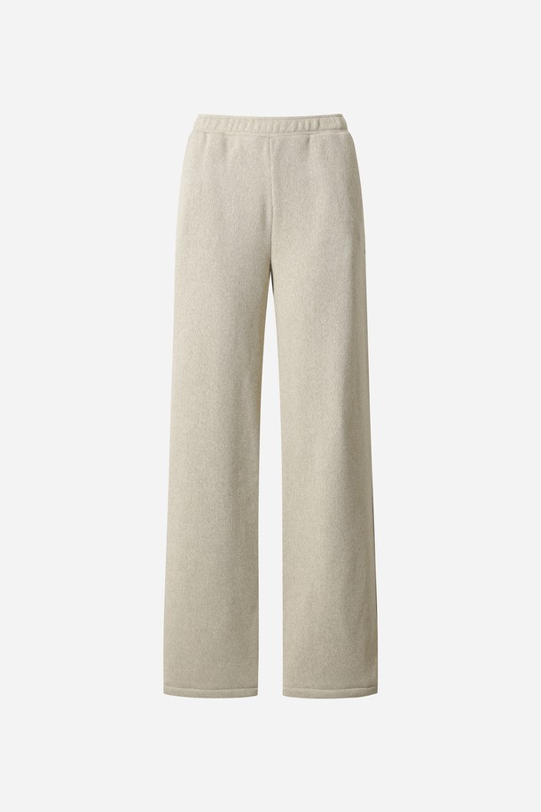 여성용 템프니트 레귤러핏 스트레이트 팬츠(IVORY)입니다. 부드러운 니트 소재로 제작되어 편안한 착용감을 선사하며, 레귤러핏 스트레이트 스타일로 어떤 상의에도 잘 어울립니다. 봄, 가을 시즌에 적합하며, 일상복과 스포츠웨어로 활용 가능합니다. 허리 밴딩 처리로 활동성을 높였으며, 베이직하고 스포티한 무드를 연출합니다. 아이보리 컬러의 무지 디자인으로 미니멀한 스타일을 즐길 수 있습니다.
