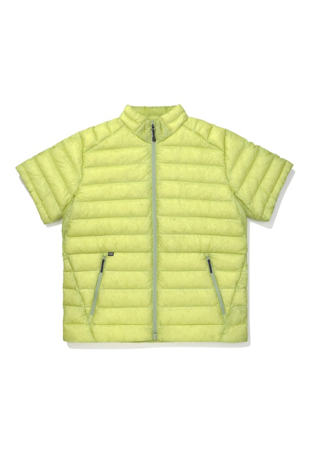 뮤어(MUIR) 경량 구스다운 반팔 재킷 YELLOW GREEN은 가볍고 부드러운 촉감의 구스다운 충전재를 사용하여 봄, 여름 시즌에 활용하기 좋은 반팔 아우터입니다. 옐로우 그린 컬러의 무지 디자인에 퀼팅 디테일을 더해 스포티하면서도 캐주얼한 스타일을 연출합니다. 크롭 기장과 레귤러핏으로 제작되어 편안한 착용감을 제공하며, 일상복뿐만 아니라 가벼운 스포츠 활동 시에도 적합합니다. 집업 스타일로 간편하게 여밀 수 있으며, 여행룩이나 휴가룩에 미니멀한 포인트를 더할 수 있습니다.
