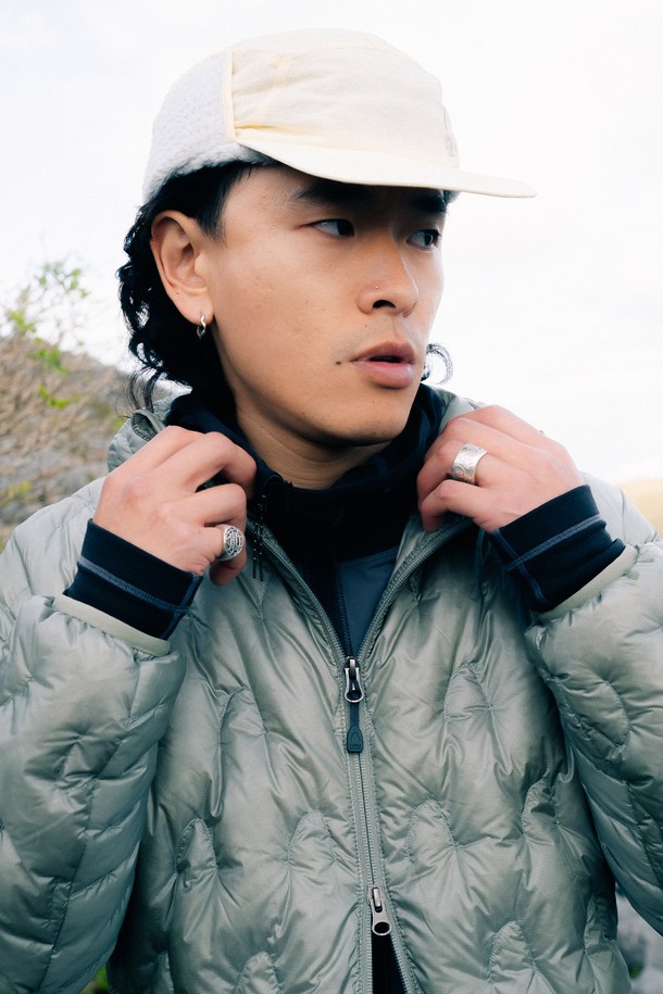 모스(MOSS) 폴라텍 알파 다이렉트 120 이어머프 캡 레몬은 겨울철 아웃도어 활동과 일상생활에서 보온과 방한 기능을 제공하는 모자입니다. 부드러운 촉감의 폴라텍 소재를 사용하여 착용감이 뛰어나며, 두꺼운 두께감으로 뛰어난 보온성을 자랑합니다. 레몬 컬러의 무지 디자인에 이어머프가 더해져 캐주얼, 미니멀, 고프코어 스타일 모두 소화 가능합니다. 산책, 등산, 캠핑 등 다양한 TPO에 활용하여 스타일리시한 겨울 코디를 완성해보세요. 알파 다이렉트 120 소재를 사용하여 보온성을 극대화한 것이 특징입니다.
