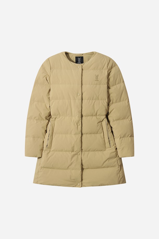 여성) 코나 라이트 D7 미들 다운 재킷(TAN)은 겨울철 출근룩에 적합한 레귤러핏 다운 재킷입니다. 미니멀하고 베이직한 스타일로, 어떤 옷에도 쉽게 매치할 수 있습니다. 톤(TAN) 컬러의 무지 디자인에 두꺼운 두께감으로 보온성을 높였습니다. 부드러운 나일론 소재와 퀼팅, 패딩 안감으로 편안한 착용감을 선사하며, 집업 여밈 방식과 긴 소매 기장으로 활동성을 더했습니다.
