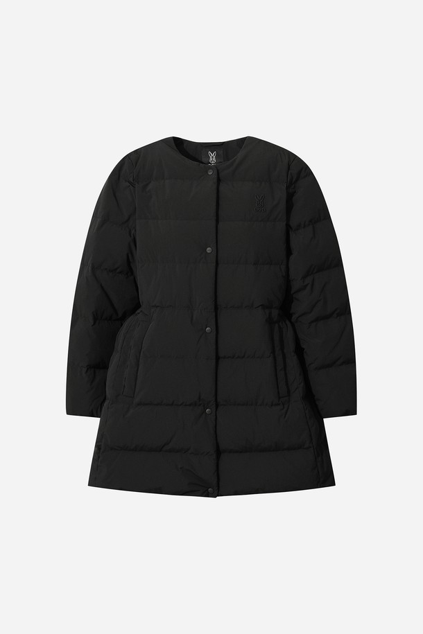 여성) 코나 라이트 D7 미들 다운 재킷(BLACK)은 추운 겨울철 일상과 출근룩에 적합한 여성용 다운 재킷입니다. 미니멀하고 베이직한 스타일의 무지 디자인으로, 다양한 스타일에 매치하기 용이합니다. 나일론 소재로 제작되어 부드러운 촉감을 제공하며, 퀼팅 디테일이 돋보이는 숏패딩 스타일입니다. 두꺼운 두께감과 긴 소매 기장으로 보온성을 높였으며, 버튼 여밈 방식으로 간편하게 착용할 수 있습니다. 경량 패딩 안감으로 가볍고 편안한 착용감을 선사합니다.
