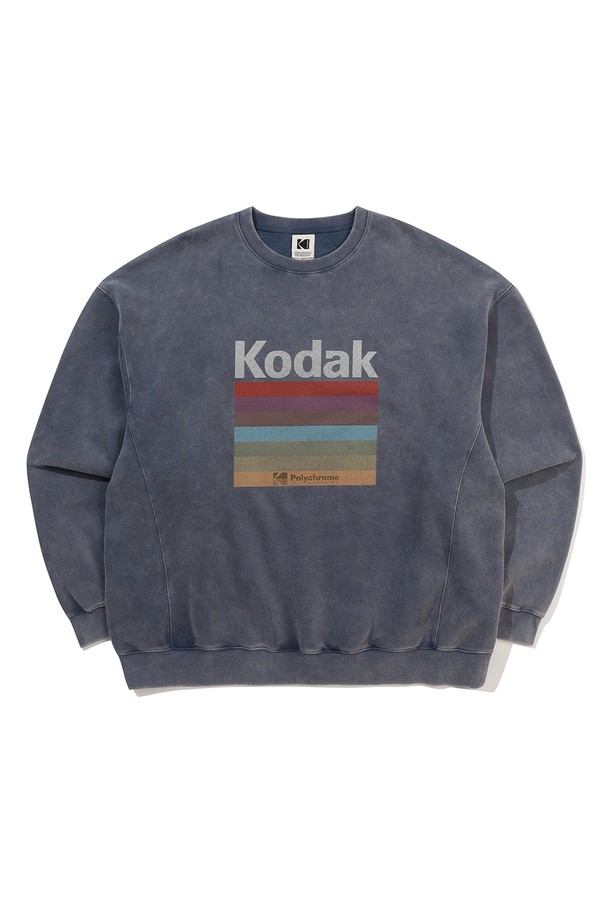 네이비 컬러의 레인보우 스노우워싱 기모 맨투맨입니다. 부드러운 촉감의 면, 폴리에스테르 혼방 소재에 기모 안감을 더해 가을, 겨울철 따뜻하게 착용하기 좋습니다. 캐주얼 스타일의 레귤러 기장으로, 세미 오버핏으로 편안하게 떨어지는 핏을 연출합니다. 스노우워싱 패턴과 레인보우 그래픽, 빈티지한 워싱 효과가 돋보이며, 조거팬츠와 함께 세트 스타일링도 가능합니다. 겨울철 데일리룩, 집콕룩, 동네 마실룩 등 다양한 TPO에 활용하기 좋은 아이템입니다.
