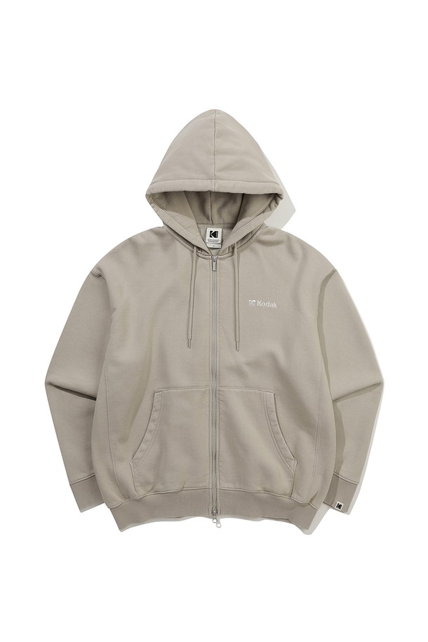 "에센셜 스노우워싱 기모 후드 집업 BEIGE"는 부드러운 촉감과 따뜻한 보온성을 자랑하는, 가을/겨울 시즌 필수 아이템입니다. 베이지 컬러의 스노우워싱 가공으로 빈티지한 무드를 더했으며, 캐주얼하고 미니멀한 스타일을 연출하기 좋습니다. 안감은 기모 처리가 되어 더욱 포근하며, 세미오버핏으로 편안한 착용감을 선사합니다. KODAK 자수 디테일이 은은한 포인트를 더해줍니다. 가을 나들이룩, 겨울 데일리룩, 집콕룩 등 다양한 TPO에 활용할 수 있습니다.
