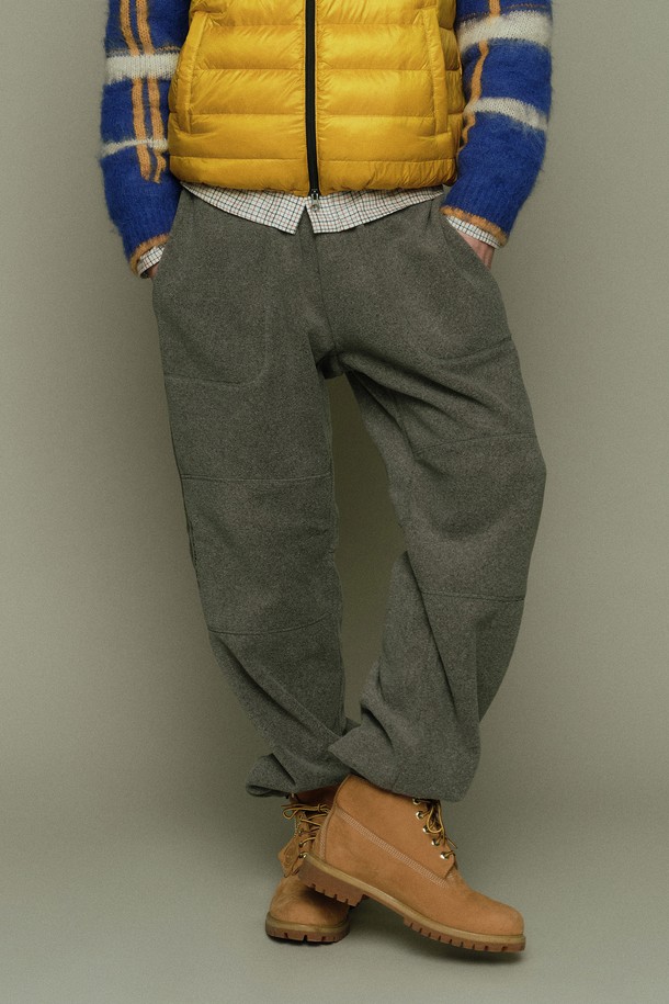 [POLARTEC] 후리스 조거 팬츠 멜란지 그레이는 아웃도어 활동과 일상에서 모두 활용 가능한 조거 팬츠입니다. 멜란지 그레이, 블루 두 가지 색상으로 출시되었으며, 가을, 겨울 시즌에 적합한 두꺼운 두께감과 플리스 안감으로 뛰어난 보온성을 제공합니다. 폴리에스터 소재의 부드러운 촉감과 세미오버핏의 편안한 착용감을 선사하며, 밴딩 허리와 무릎 절개 디테일, 파일 구조 디자인이 특징입니다. 스포티, 캐주얼, 미니멀 스타일을 추구하는 분들께 추천하며, 등산룩, 겨울 데일리룩, 캠핑룩 등 다양한 TPO에 맞춰 활용할 수 있습니다. 흡습 및 통기 기능으로 쾌적함까지 놓치지 않았습니다.
