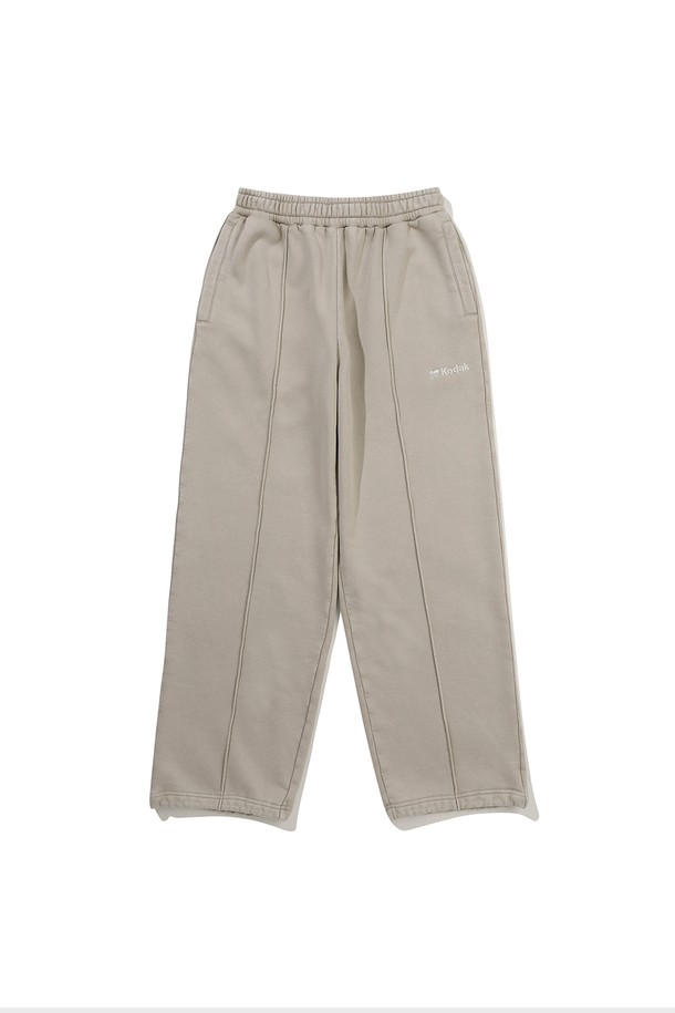 따뜻하고 편안한 에센셜 스노우워싱 기모 스트레이트 팬츠 베이지입니다. 부드러운 촉감의 면, 폴리에스터 혼방 소재에 기모 안감을 더해 가을, 겨울철 데일리룩에 적합합니다. 베이직하고 캐주얼한 무드의 무지 디자인으로 다양한 상의와 매치하기 좋으며, 세미 오버핏 스트레이트 핏으로 편안하게 착용 가능합니다. 밑단 스트링 조절과 2WAY 착용이 가능하여 스타일 연출의 폭을 넓혔습니다. 동네 마실룩, 여행룩 등 폭넓은 TPO에 활용할 수 있는 아이템입니다.
