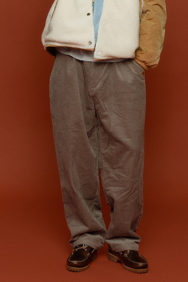 부드러운 코듀로이 소재와 와이드 핏으로 편안함과 스타일을 동시에 잡은 카키 컬러 코듀로이 와이드 이지 팬츠입니다. 간절기와 겨울철에 적합하며, 두꺼운 두께감으로 따뜻하게 착용할 수 있습니다. 넉넉한 와이드 핏으로 편안한 활동성을 제공하며, 캐주얼, 클래식, 미니멀 스타일 모두 소화 가능합니다. 데일리룩, 동네 마실룩, 카페룩 등 다양한 TPO에 활용할 수 있으며, 유행을 타지 않는 디자인으로 오랫동안 즐겨 입을 수 있습니다. 신축성은 없지만, 비침 없이 튼튼한 내구성을 자랑합니다.
