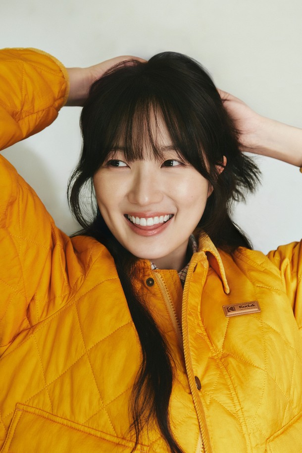 씨네프레임 경량 퀼팅 재킷 머스타드는 가을과 겨울에 어울리는 아우터입니다. 캐주얼 및 베이직 스타일을 추구하는 분들을 위한 제품으로, 샌드위치 퀼팅 공법과 신슐레이트 충전재를 사용하여 가볍고 따뜻하게 제작되었습니다. 코듀로이 카라 배색이 포인트이며, 세미 오버핏으로 편안한 착용감을 선사합니다. 일상, 동네 마실, 산책 등 다양한 TPO에 활용 가능하며, 미니멀하고 클래식한 스타일을 연출하기 좋습니다. 머스타드 컬러의 긴소매 경량 패딩 재킷으로, 버튼 여밈 방식에 사이드 트임 디테일이 더해졌습니다.
