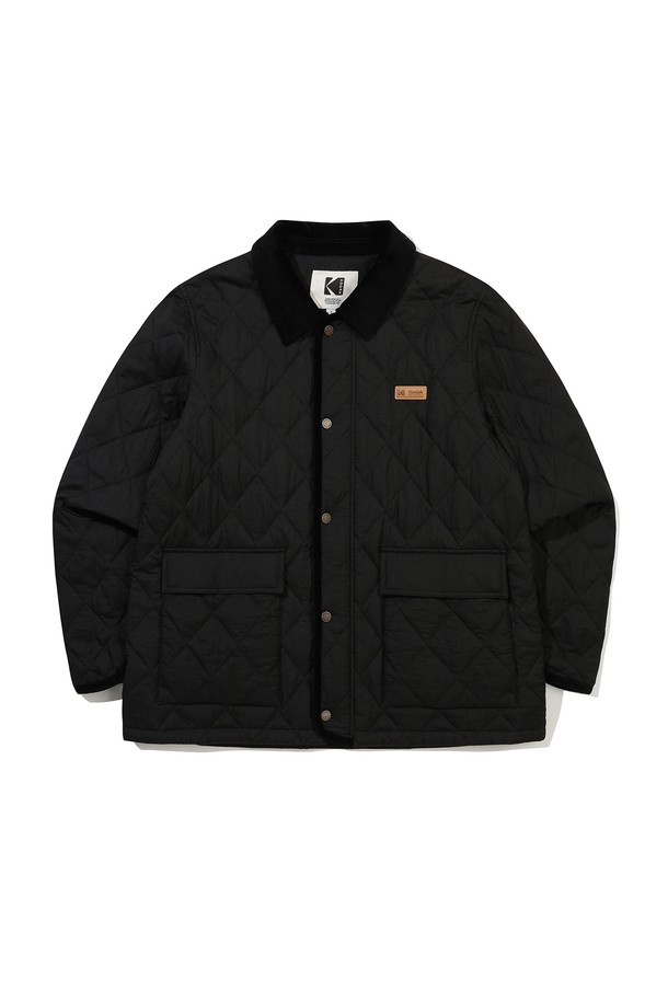 씨네프레임 경량 퀼팅 자켓 BLACK은 가을과 겨울철, 데일리룩과 산책룩에 활용하기 좋은 캐주얼 & 미니멀 스타일의 경량 패딩입니다. 블랙 색상의 나일론 소재로 제작되었으며, 부드러운 촉감과 퀼팅 디테일이 특징입니다. 세미오버핏으로 편안하게 착용할 수 있으며, 긴 소매와 스냅 버튼 여밈 방식으로 디자인되었습니다. 가볍게 걸치기 좋아 일상생활에서 편안하게 입을 수 있는 아우터입니다.
