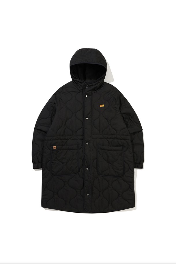 씨네프레임 경량 퀼팅 롱 후드 재킷 BLACK는 간절기에 활용하기 좋은 아우터입니다. 봄, 가을에 적합하며, 샌드위치 퀼팅 공법과 어니언 퀼팅으로 포인트를 더했습니다. 나일론과 폴리에스터 혼방 소재로 제작되어 가볍고 편안한 착용감을 선사하며, 오버핏 디자인과 롱 기장으로 트렌디한 스타일을 연출합니다. 후드 디자인에 허리 스트링 조절이 가능하여, 가을 나들이룩, 여행룩, 산책룩 등 다양한 TPO에 캐주얼, 미니멀, 클래식 스타일로 매치하기 좋습니다. 블랙, 베이지, 카키 3가지 컬러로 만나보세요.
