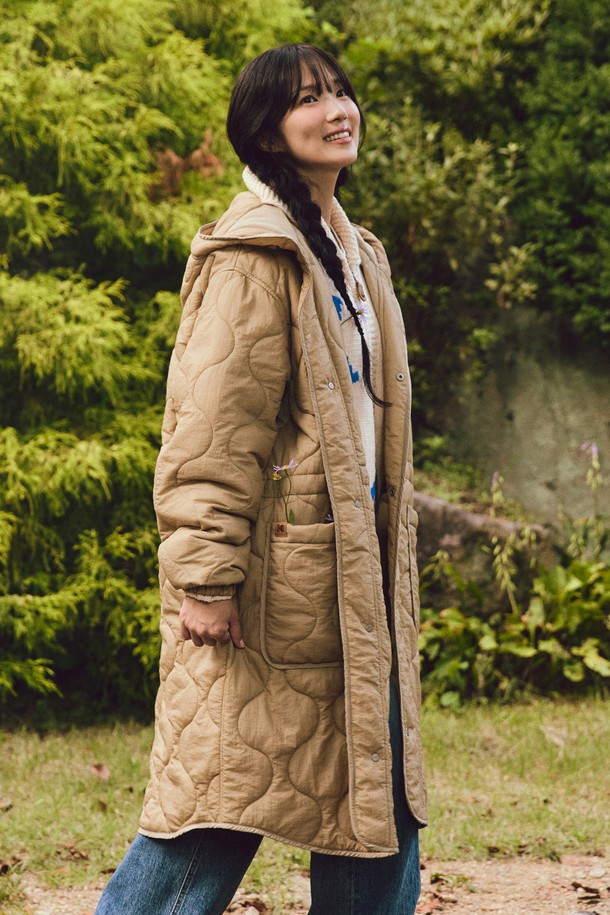 씨네프레임 경량 퀼팅 롱 후드 재킷 BEIGE는 간절기에 적합한 여성용 아우터입니다. 베이지, 블랙, 카키 세 가지 색상으로 출시되었으며, 롱 기장에 오버핏으로 편안하게 착용할 수 있습니다. 어니언 퀼팅 패턴과 후드 디자인이 캐주얼한 스타일을 연출하며, 허리 스트링으로 핏 조절이 가능합니다. 샌드위치 킬팅 공법으로 제작되어 가볍고, 나일론과 폴리에스터 혼방 소재로 봄, 가을에 활용하기 좋습니다. 동네 마실룩, 산책룩, 봄 소풍룩 등 다양한 TPO에 미니멀하고 클래식한 스타일로 코디할 수 있습니다.
