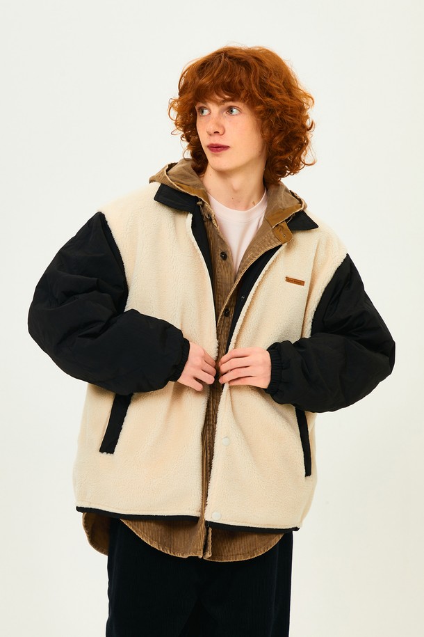 브라우니 리버시블 카라 패딩 재킷 BLACK은 겨울철 데일리룩을 위한 오버핏 패딩 재킷입니다. 블랙, 베이지, 블루, 라이트 블루 등 다양한 컬러 옵션으로, 캐주얼, 미니멀, 클래식 스타일을 연출할 수 있습니다. 나일론과 폴리에스테르 혼방의 부드러운 촉감과 두꺼운 두께감으로 보온성을 높였습니다. 카라 디자인과 리버시블 2-WAY 스타일로, 하나의 재킷으로 다양한 스타일을 즐길 수 있으며, 발수 기능과 플리스 소재를 더해 실용성을 강조했습니다. 집업 방식으로 편안하게 착용 가능하며, 긴 소매 기장으로 안정적인 핏을 제공합니다.
