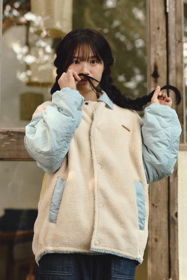 브라우니 리버시블 카라 패딩 재킷 LIGHT BLUE는 부드러운 촉감의 나일론, 폴리에스테르, 플리스 혼방 소재로 제작되어 따뜻하고 편안한 착용감을 선사합니다. 겨울철 캐주얼 스타일을 완성할 수 있는 오버핏의 두꺼운 패딩 재킷으로, 카라 디자인과 집업 여밈 방식으로 간편하게 착용할 수 있습니다. 양면 착용이 가능하여 다양한 스타일을 연출할 수 있으며, 방수 기능으로 실용성을 더했습니다. 브라우니 카메라 컬렉션에서 영감을 받은 디자인으로 겨울 데일리룩, 산책룩, 집콕룩 등 다양한 TPO에 활용하기 좋습니다.
