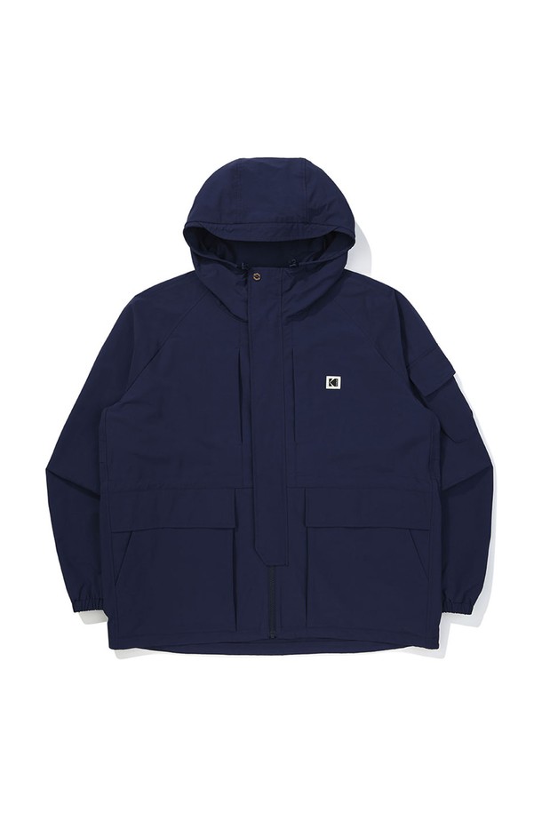 네이비 컬러의 린넨라이크 베이직 후드 재킷입니다. 넉넉한 오버핏으로 편안하게 착용 가능하며, 봄, 가을 간절기에 활용하기 좋습니다. 허리 스트링과 후드 스트링으로 핏 조절이 용이하며, 소매 포켓 디테일이 돋보입니다. 나일론 소재로 제작되어 뻣뻣한 촉감을 가지며, 캐주얼 및 미니멀 스타일 연출에 제격입니다. 남녀 공용으로, 커플룩으로도 활용할 수 있습니다.
