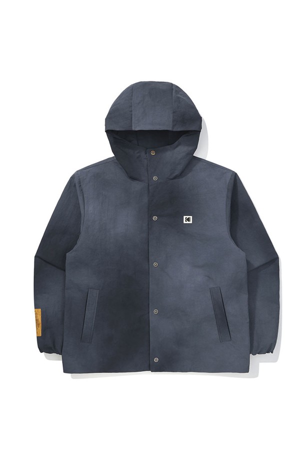 코다커리 다잉 후드 재킷 NAVY는 빈티지 스타일의 캐주얼 아우터입니다. 네이비, 그레이, 옐로우 3가지 컬러로 출시되었으며, 나일론과 폴리에스터 혼방 소재로 제작되어 웨이브 타입의 촉감을 선사합니다. 세미 오버핏으로 편안하게 착용 가능하며, 지퍼와 스냅으로 이중 여밈이 가능합니다. 안감 처리와 밑단 스트링, 기장 조절 기능으로 실용성을 더했으며, 동네 마실룩, 캐주얼, 미니멀, 시티보이 스타일을 연출하기 좋습니다. 로고 패턴이 돋보이는 후드형 재킷입니다.
