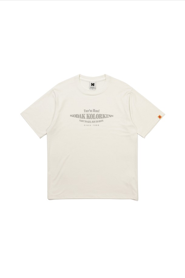 씨네라운지 라이트 그래픽 반팔 티셔츠 아이보리 컬러입니다. 봄, 여름 시즌에 어울리는 캐주얼 스타일의 반팔 티셔츠로, 가볍고 찰랑거리는 촉감이 특징입니다. 전면에 그래픽과 레터링 아트워크가 배치되어 있으며, 세미 오버핏으로 여유로운 실루엣을 연출합니다. 일상, 라운지웨어는 물론, 동네 마실룩, 집콕룩, 여행룩 등 다양한 TPO에 활용 가능하며, 미니멀, 스트리트 스타일과도 잘 어울립니다. 폴리에스터, 레이온, 폴리우레탄 혼방 소재로 제작되어 편안한 착용감을 선사하며, 셋업 아이템과 함께 매치하여 개성 있는 스타일링을 완성할 수 있습니다.
