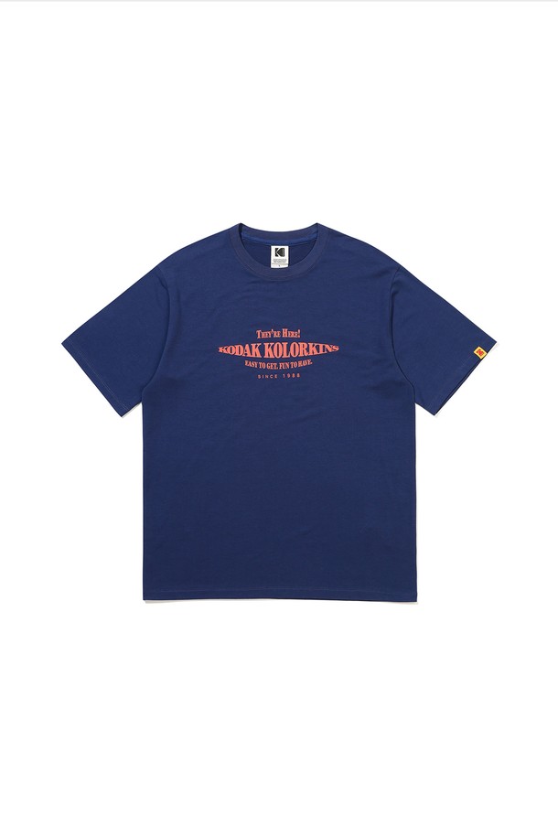 씨네라운지 라이트 그래픽 반팔 티셔츠 NAVY는 캐주얼한 스타일의 반팔 티셔츠입니다. 네이비와 아이보리 두 가지 색상으로 출시되었으며, 여름철 일상복으로 활용하기 좋습니다. 전면에 그래픽과 레터링 아트워크가 배치되어 포인트를 더하며, 세미오버핏으로 여유로운 실루엣을 연출합니다. 가볍고 편안한 착용감으로 단품 또는 셋업 아이템과 함께, 혹은 패밀리 라운지웨어로도 활용 가능합니다. 동네 마실룩, 집콕룩, 여행룩 등 다양한 TPO에 맞춰 미니멀하거나 스트리트 스타일로 연출해보세요.
