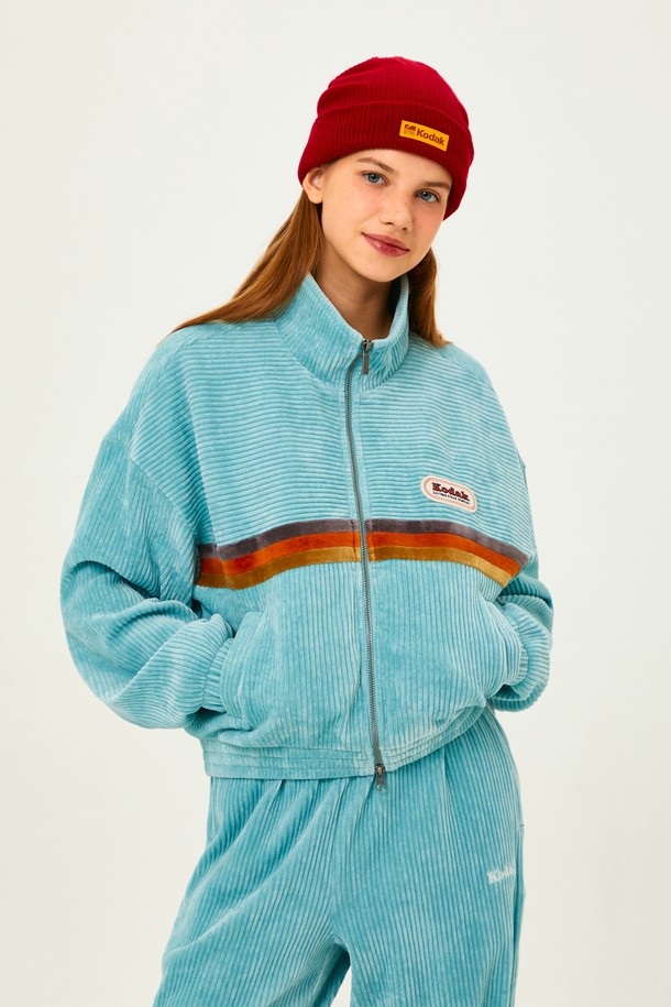 씨네코닥 벨벳 코듀로이 집업 우먼 SKY BLUE는 부드러운 촉감의 코듀로이 소재로 제작된 여성용 집업 재킷입니다. 톤온톤 배색 디테일과 컬러풀한 아트워크가 돋보이며, 캐주얼한 스타일을 연출합니다. 스카이 블루, 블루, 아이보리 세 가지 컬러로 출시되었으며, 가을, 겨울철 데일리룩 및 가을 나들이룩에 활용하기 좋습니다. 오버핏 크롭 기장으로 트렌디함을 더했으며, 신축성이 좋아 편안한 착용감을 선사합니다. 안감은 폴리에스터 소재이며, 셋업으로도 연출 가능합니다.
