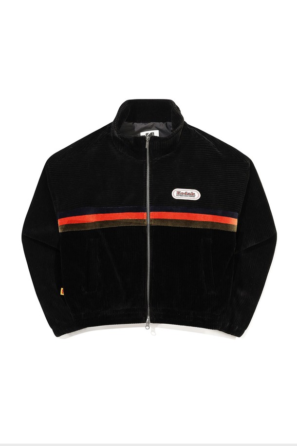 씨네코닥 벨벳 코듀로이 집업 우먼 BLACK은 부드러운 촉감과 뛰어난 신축성을 자랑하는 여성용 코듀로이 집업 재킷입니다. 가을, 겨울 시즌 데이트룩과 겨울 데일리룩에 활용하기 좋은 캐주얼하고 미니멀한 스타일의 아이템입니다. 블랙, 아이보리, 스카이블루 세 가지 색상으로 출시되었으며, 크롭 기장과 오버핏 디자인으로 트렌디함을 더했습니다. 면, 폴리에스터, 모달, 폴리우레탄 혼방의 두꺼운 소재로 제작되어 보온성을 높였으며, 안감은 폴리에스터를 사용하여 편안한 착용감을 선사합니다. 컬러풀한 아트워크와 배색 디테일, 셋업 가능한 디자인으로 다양한 스타일 연출이 가능합니다.
