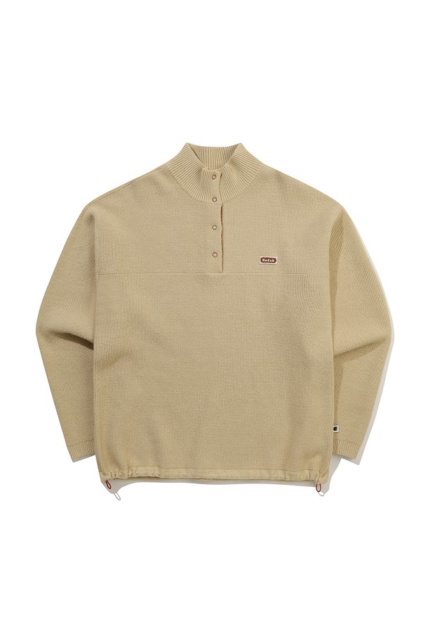 부드러운 촉감의 오트밀 컬러 스냅 포인트 반오픈 스웨터입니다. 가을, 겨울 시즌에 어울리는 두꺼운 두께감의 니트 소재로 제작되었으며, 캐주얼하고 베이직한 스타일을 연출합니다. 하프넥 디자인과 오버핏으로 편안한 착용감을 선사하며, 긴 소매 기장과 반오픈 스냅 디테일이 특징입니다. 일상, 특히 겨울 데일리룩에 미니멀하고 클래식한 무드를 더해줍니다.
