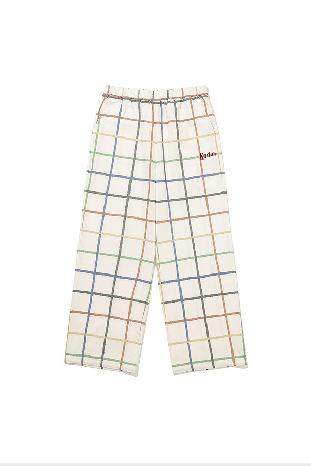 씨네라운지 체크 코튼 스트레이트 팬츠 아이보리: 부드러운 면 소재로 제작되어 편안한 착용감을 선사하는 바지입니다. 캐주얼한 스타일의 체크 패턴과 아이보리 컬러가 어우러져 다채로운 상의와 쉽게 매치할 수 있습니다. 허리 스트링으로 사이즈 조절이 용이하며, 세미 오버핏으로 편안하게 활동할 수 있습니다. 집콕룩, 동네 마실룩은 물론, 파자마로도 활용 가능한 실용적인 아이템입니다. 셋업 스타일 연출도 가능하여 다양한 분위기를 연출할 수 있습니다.
